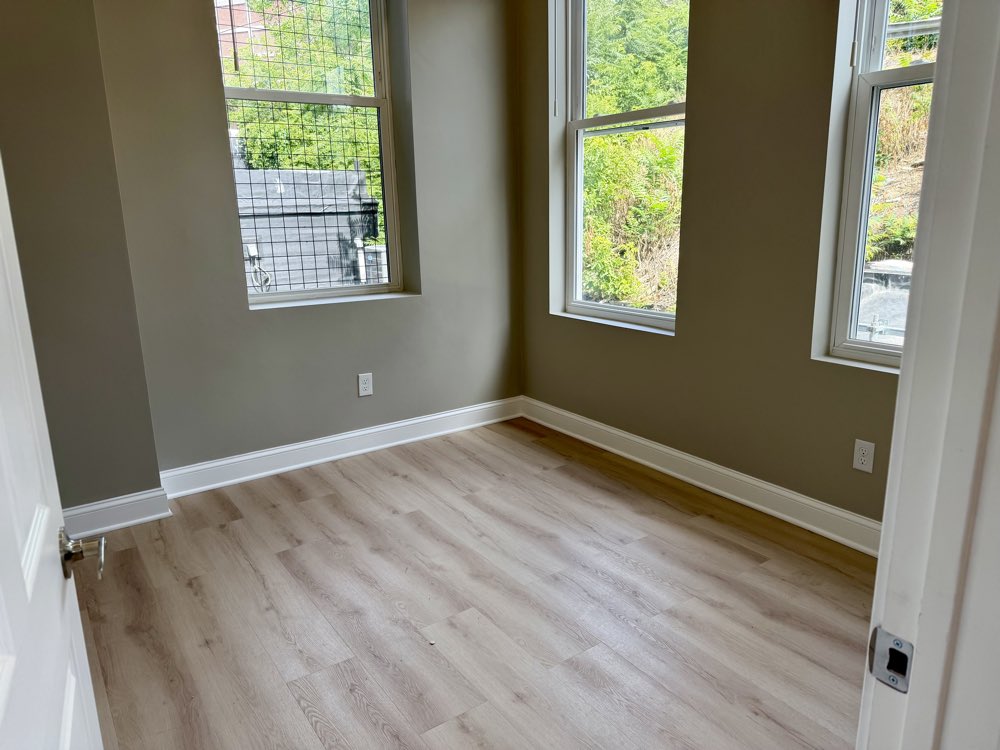 Apartment 1 bedroom with a window.