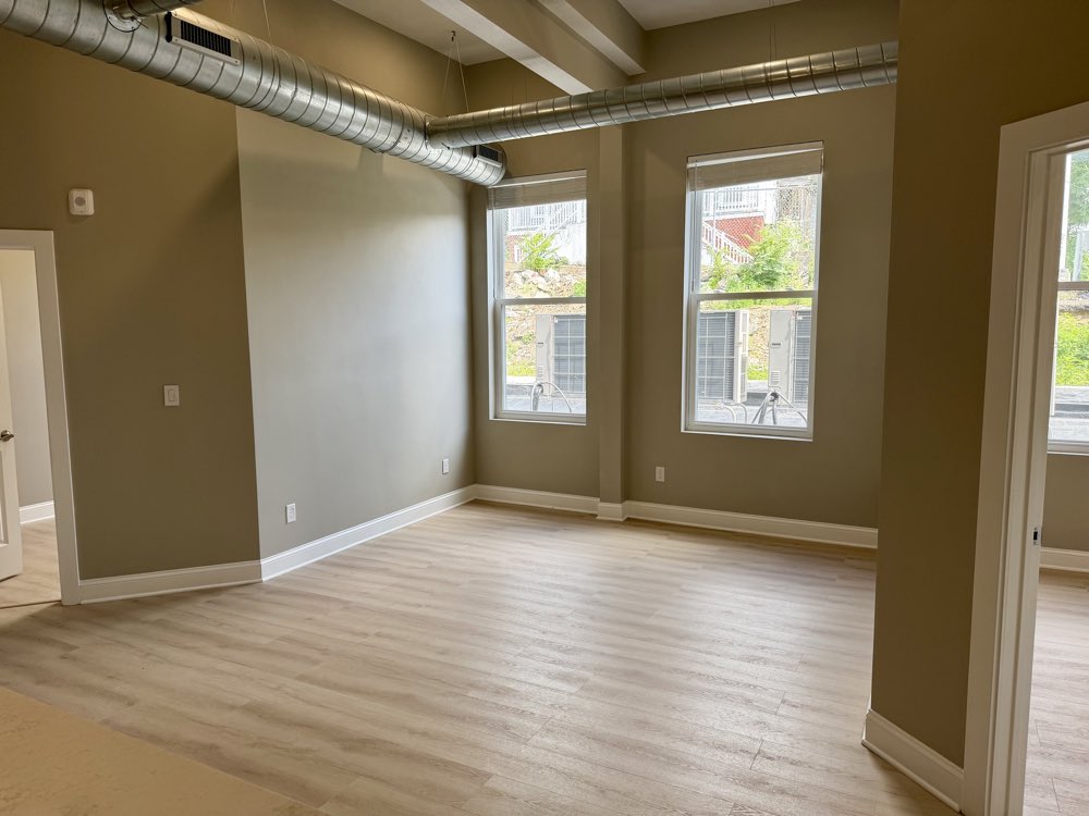 Apartment 3 bedroom with two windows.